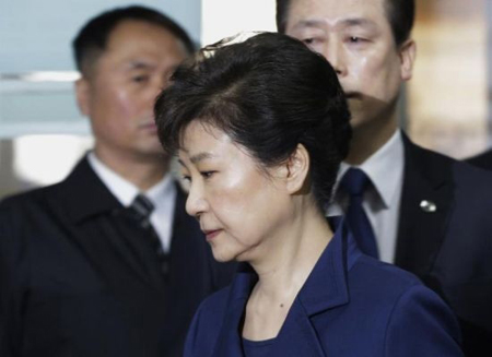 Cựu Tổng thống Hàn Quốc Park Geun-hye đến Tòa án Trung tâm Seoul sáng 30-3-2017 trong phiên điều trần về lệnh bắt giữ bà.